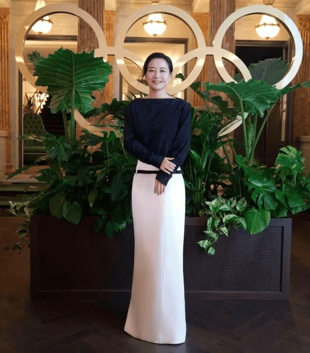 巴赫捏贾玲肌肉 网友：国际奥委会主席巴赫和贾玲同框梦幻联动了耶！